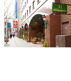 そのまま鹿児島銀行の前を通り過ぎられますと隣がデュークスホテル博多でございます。