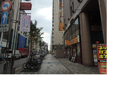 『松屋』のお店沿いに右に曲がり、約100m程直進しますと大通り（昭和通り）に突き当たります。
